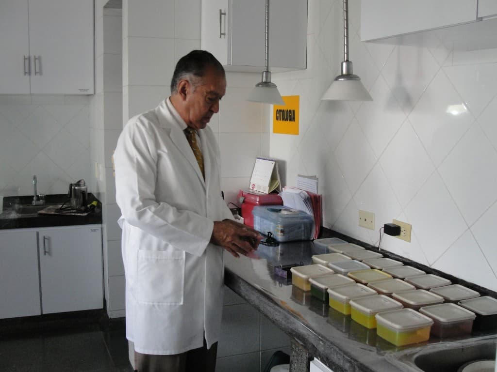 Carlos en su Consultorio